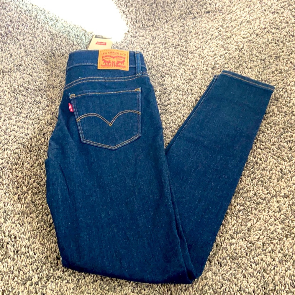 NWT Levi’s Sculpt Hyperstretch 4 short W27 L 28.